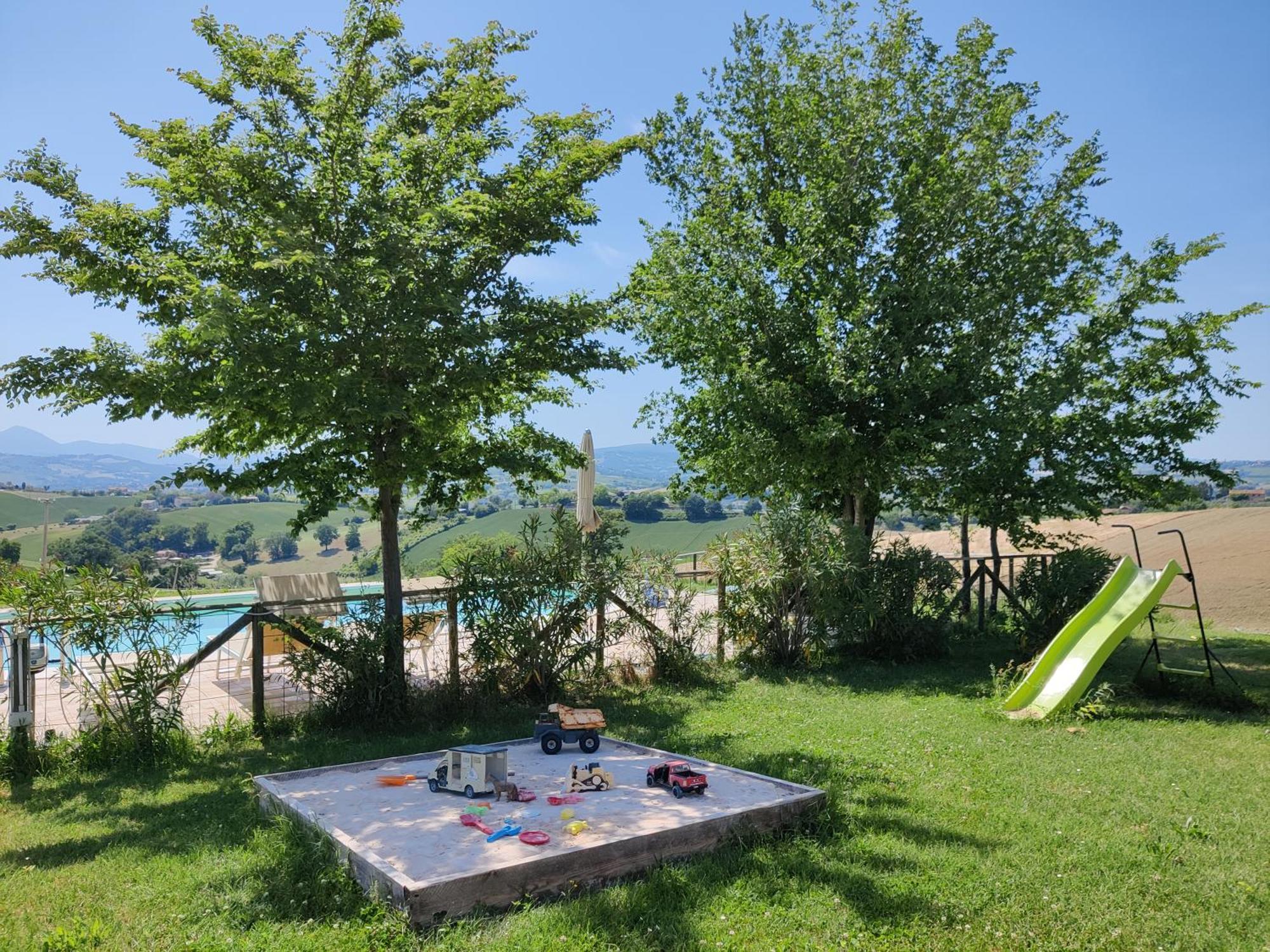 Rustico Del Bozzo Guest House Castelleone di Suasa Luaran gambar