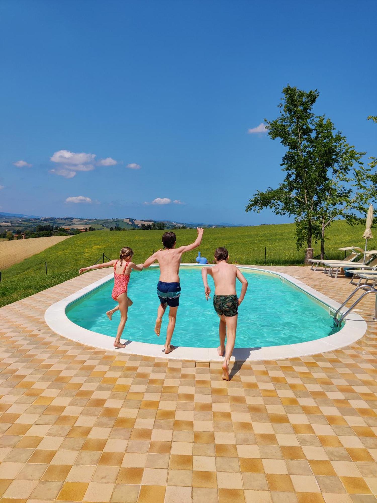 Rustico Del Bozzo Guest House Castelleone di Suasa Luaran gambar