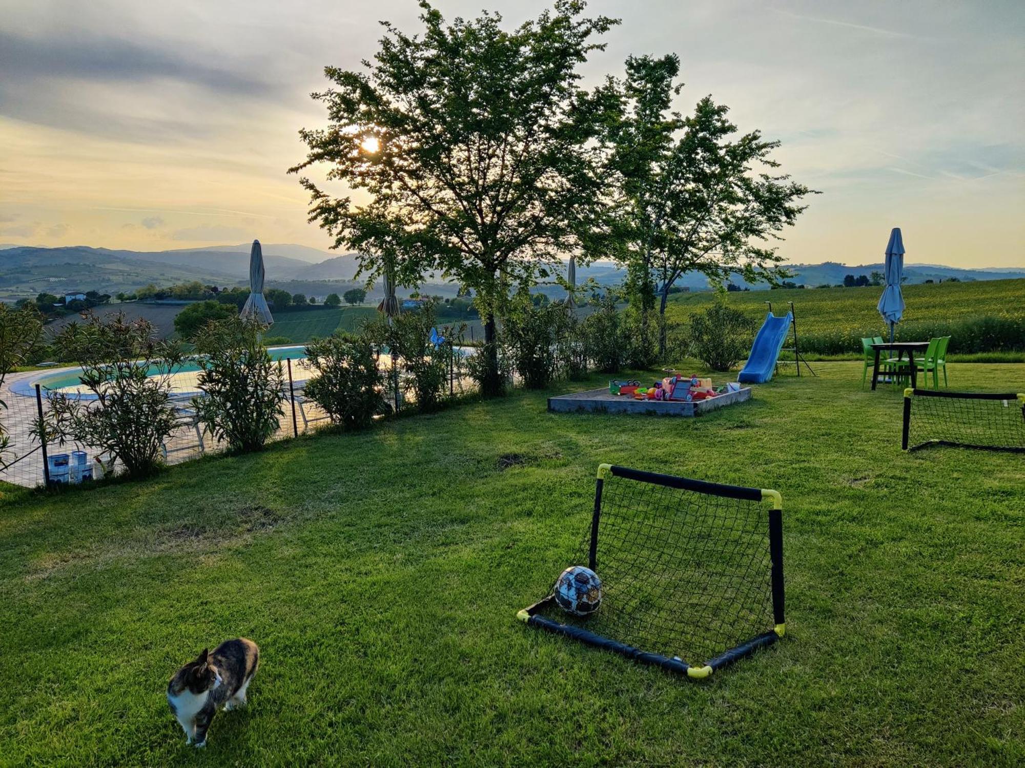 Rustico Del Bozzo Guest House Castelleone di Suasa Luaran gambar