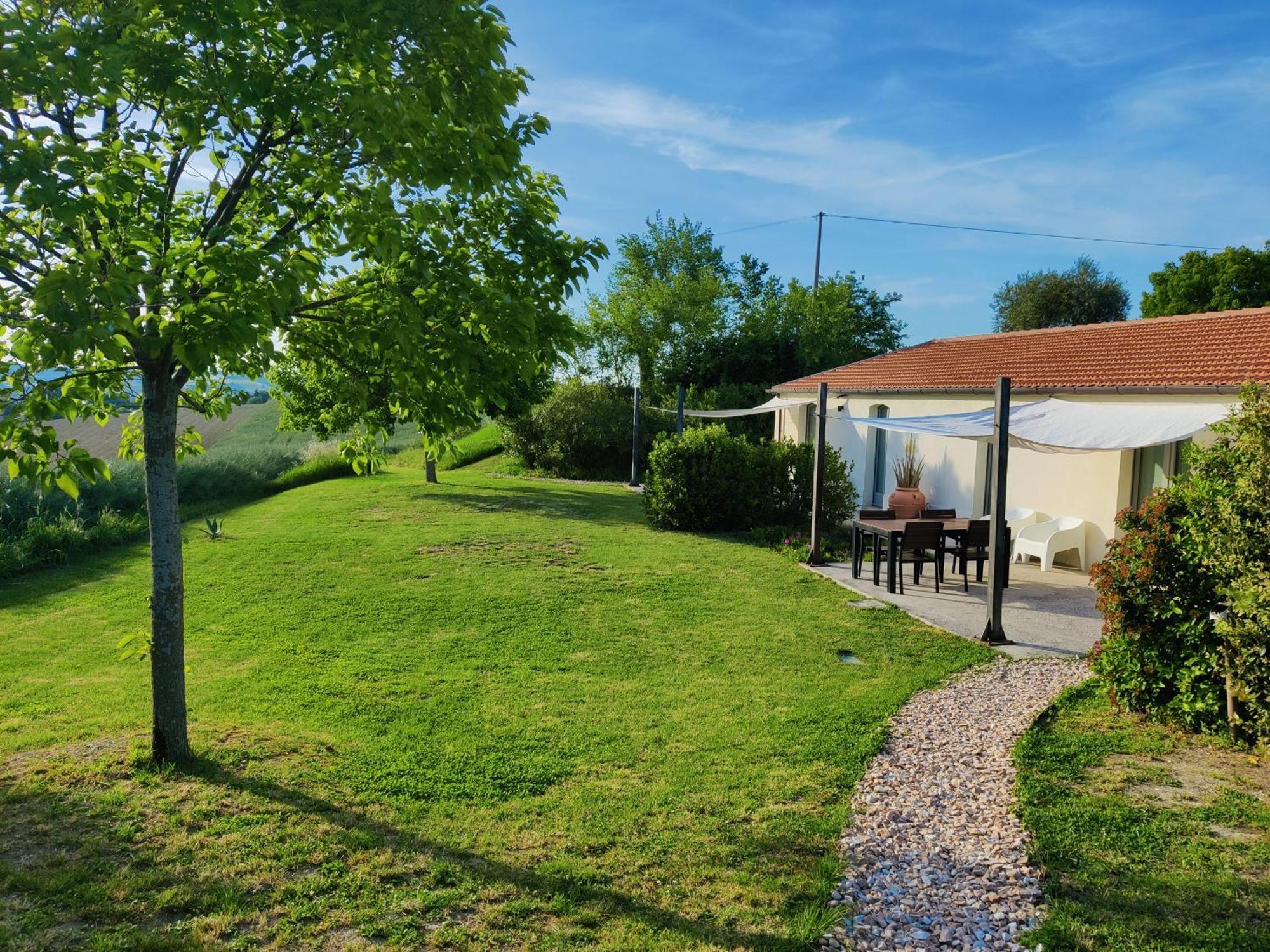 Rustico Del Bozzo Guest House Castelleone di Suasa Luaran gambar